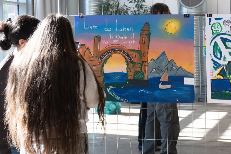 Zwei Menschen betrachten ein Bild