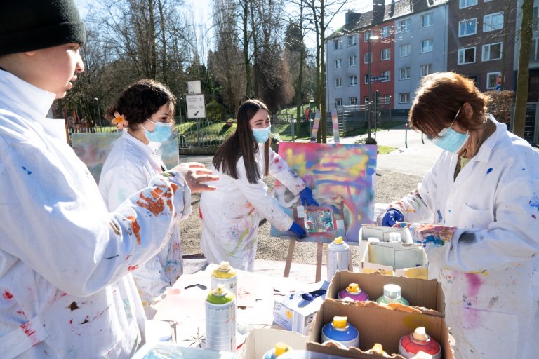 Jugendliche sprayen Bilder