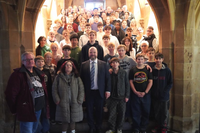 Oberbürgermeister mit Menschen im Rathaus