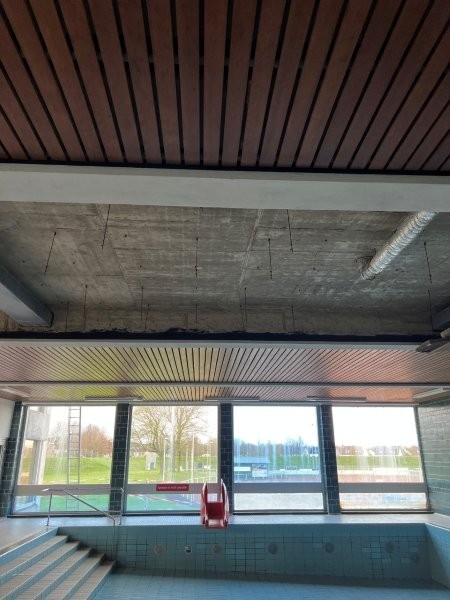 Das Nichtschwimmerbecken der Halle in Brand, aus dem das Wasser herausgelassen worden ist.