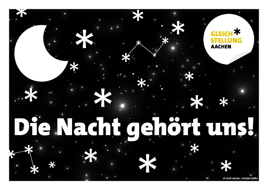 Eine schwarze Postkarte mit weißen Sternen und einem Mond. Die Aufschrift lautet: Die Nacht gehört uns!