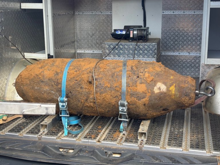 Eine Bombe liegt in einem Transporter.