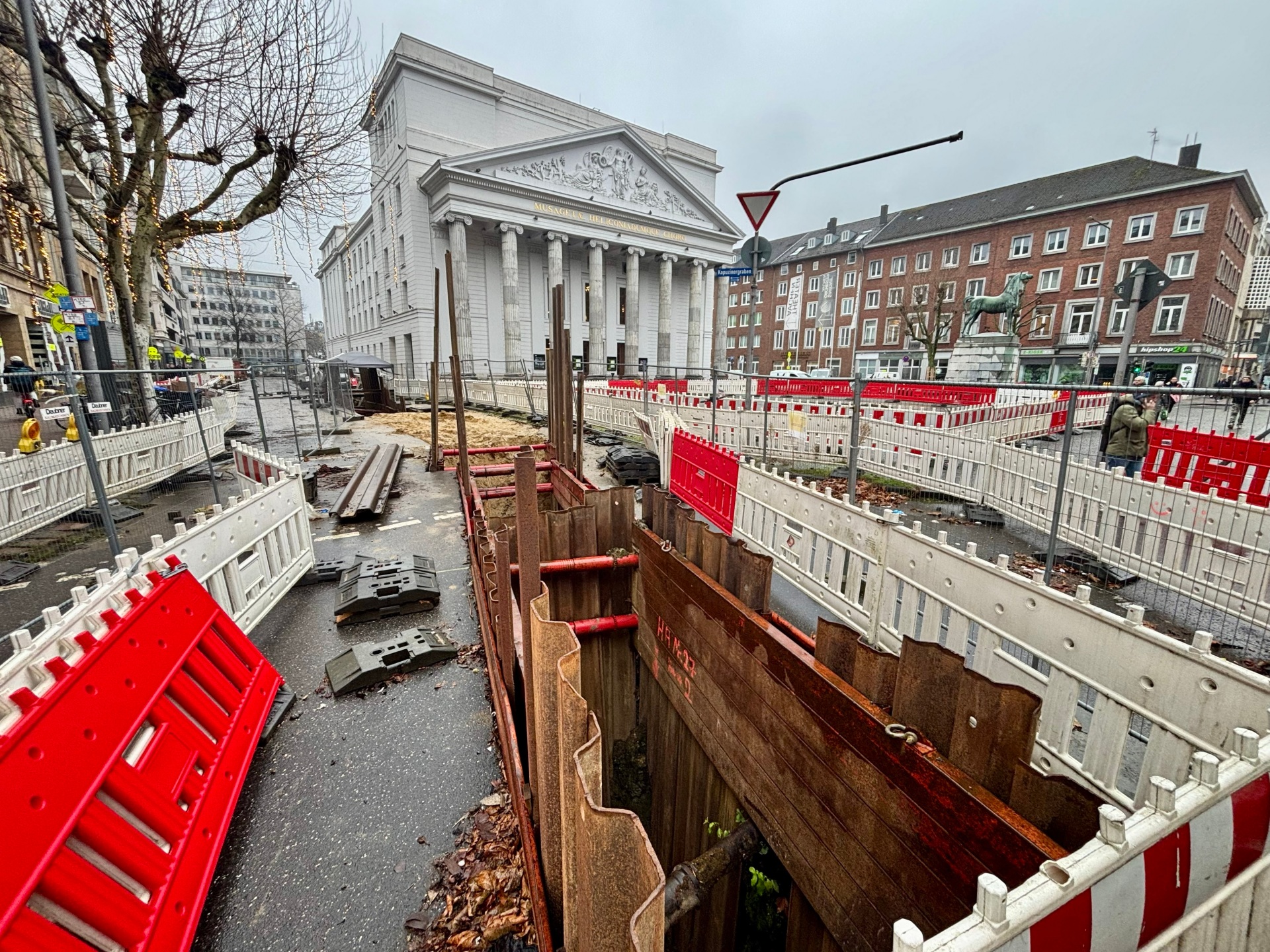 Baugruben und Absperrgitter vor dem Theater zeigen: Die Baustelle dort läuft auf Hochtouren.