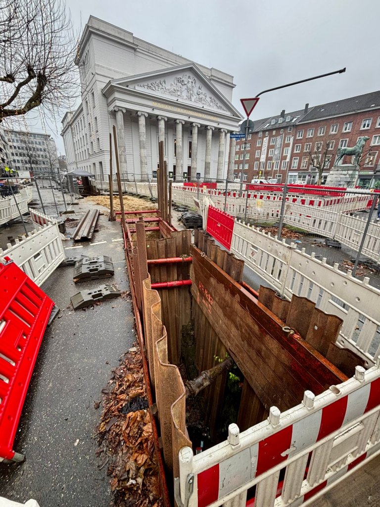 Baugruben und Absperrgitter vor dem Theater zeigen: Die Baustelle dort läuft auf Hochtouren.