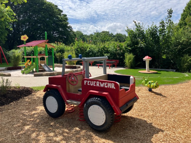 Spielgeräte auf einem Spielplatz