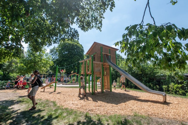 Spielgeräte auf einem Spielplatz