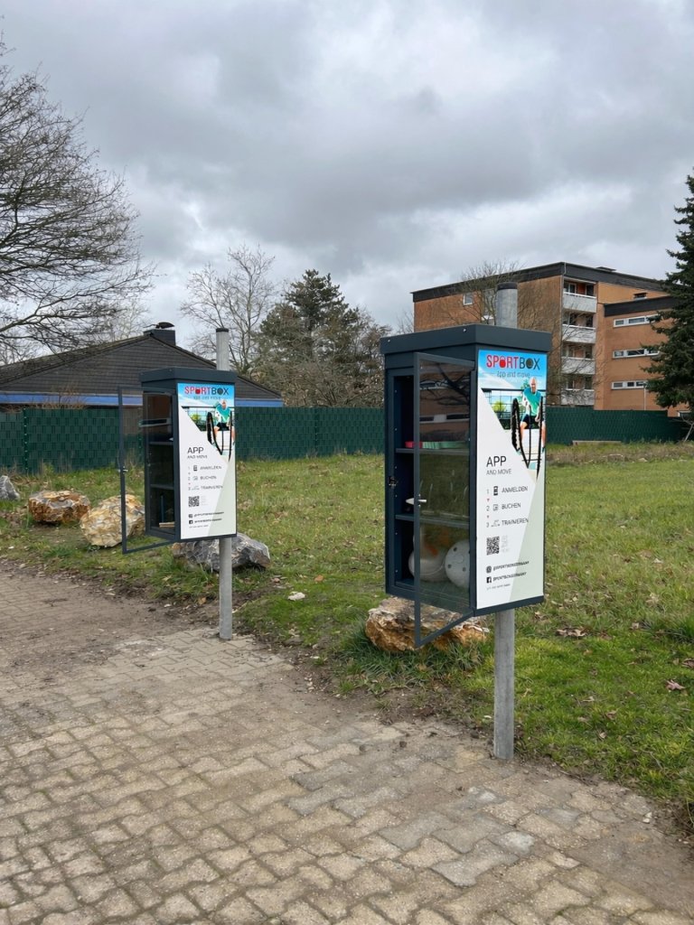 Zwei Boxen mit Sportutensilien