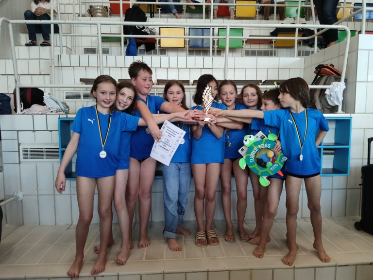 Kinder in einer Schwimmhalle