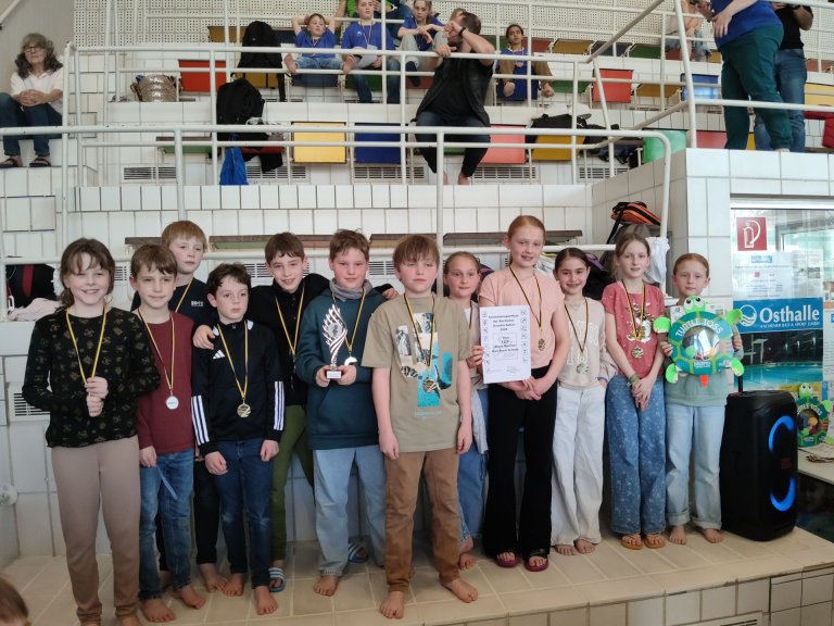 Kinder in einer Schwimmhalle