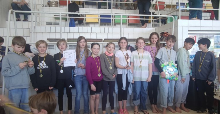 Kinder in einer Schwimmhalle