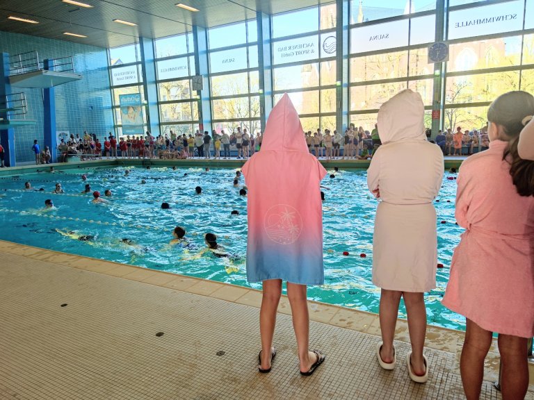 Eine Schwimmhalle mit schwimmenden Kindern
