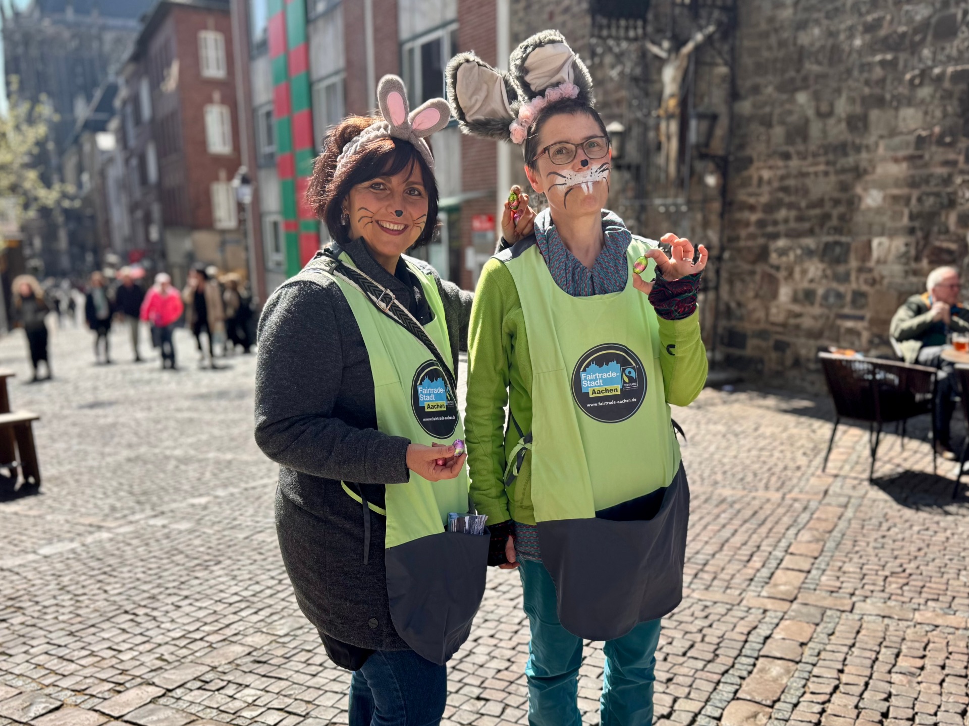 Zwei Frauen im Hasenkostüm