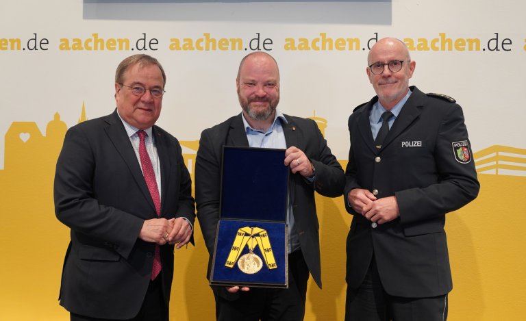 Armin Laschet, Vorsitzender des Karlpreisdirektoriums, Oberbürgermeister Dr. Michael Ziemons sowie Wilhem Sauer, Leiter der Polizeidirektion „Gefahrenabwehr/Einsatz“, bei einer Pressekonferenz im Haus Löwenstein.