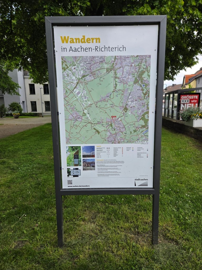 Eine Orientierungstafel im Freien mit einer Wanderkarte.