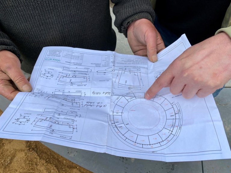 Ein Verlegeplan zeigt den Radius der zu verlegenden Betonplatten