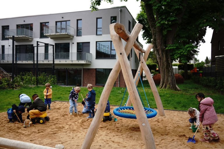 Kinder im Sandkasten