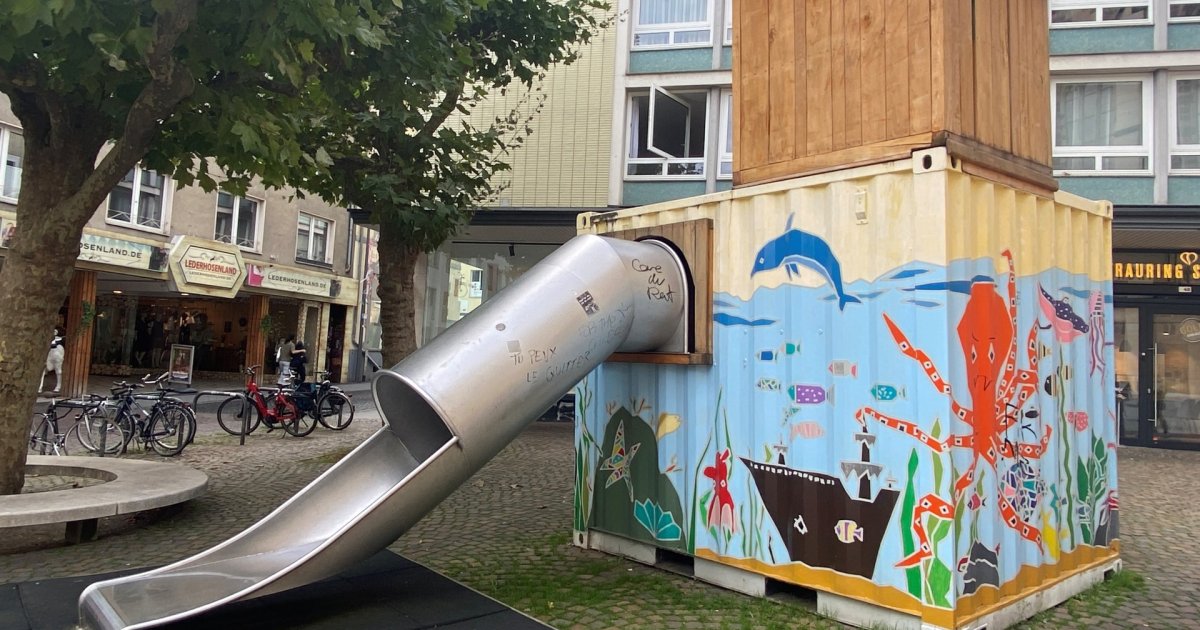 Play container in Großkölnstraße is being moved