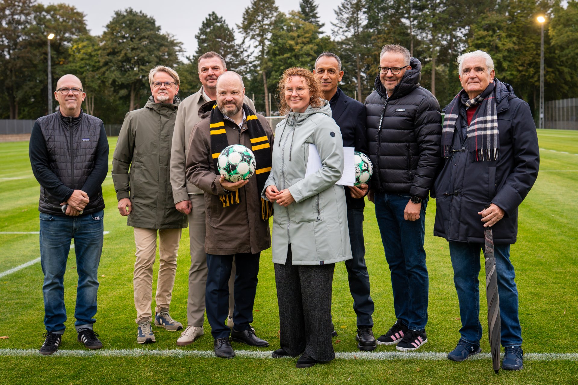 Menschen auf einem Fußballfeld