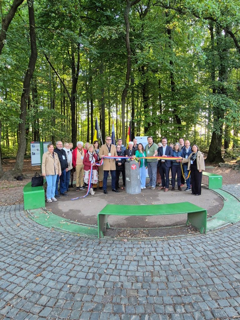 Eine große Menschengruppe an einem Denkmal