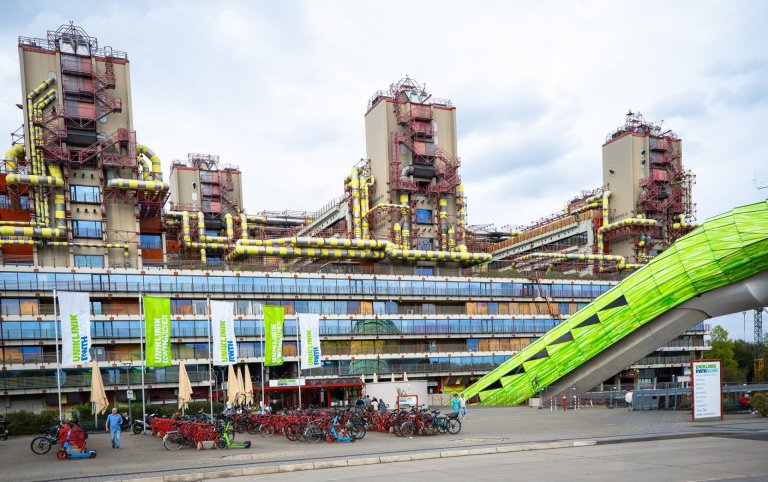 Das Gebäude des Uniklinikums. Sicht auf den Haupteingang