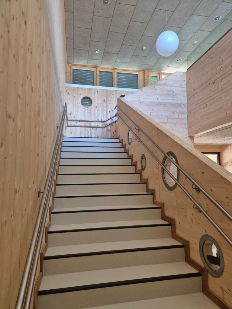 Eine Treppe aus Holz