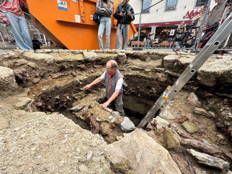 In zwei Metern Tiefe auf eine römische Straße gestoßen, die in die römischen Heilthermen führte: Stadtarchäologe Andreas Schaub zieht Bilanz von der Grabung am Münsterplatz.