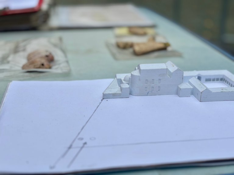 Skizze: Auch wenn bei der Grabung keine direkten Überreste der römischen Heiltherme gefunden worden sind, stießen die Fachleute dennoch an der tiefsten Stelle auf eine römische Straße und machten darüber zahlreiche mittelalterliche Funde.