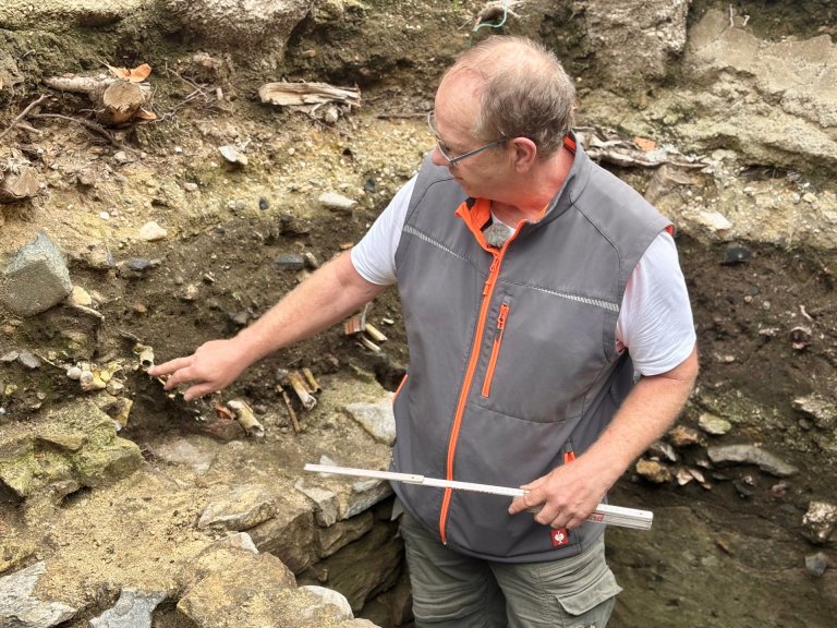 Maßarbeit: Zentimeter für Zentimeter hat sich Stadtarchäologe Andreas Schaub mit seinem Ehrenamtler-Team in den vergangenen Monaten durch die beiden Gruben am Münsterplatz gearbeitet. Dabei machten die Fachleute spannende Entdeckungen.