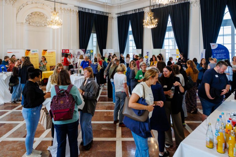 Eine Ausstellung mit vielen Menschen