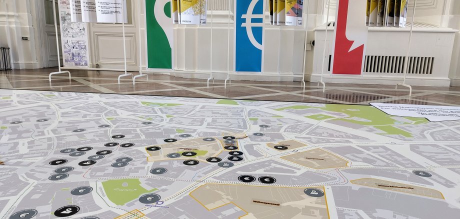 Ein Stadtplan von Aachen auf dem Boden ausgebreitet.